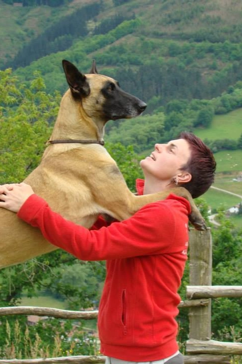 soy Jeannette
soy holandesa, y vivo en Mallorca desde hace muchos años, tantos que a veces me asusta. Comparto mi vida con mi pareja Jos, nuestro compañero perruno Buddhy, la gatita Yuli y Pedro, la tortuga.
Ayudar a los animales es algo que me llena de satisfacción todos los días.
Entiendo la zoofarmacognosis aplicada como el método que da voz a los animales y les permite expresar, a través de su olfato, lo que necesitan para recuperar el equilibrio.
Recibí mi formación en The Ingraham Academy of Zoopharmacognosy, y tengo un largo recorrido en psicoaromaterapia, no solo para animales sino también en humanos.