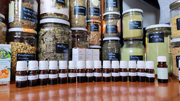 Remedios secos, aceites esenciales e hidrolatos preparados para una sesión de zoofarmacognosis aplicada