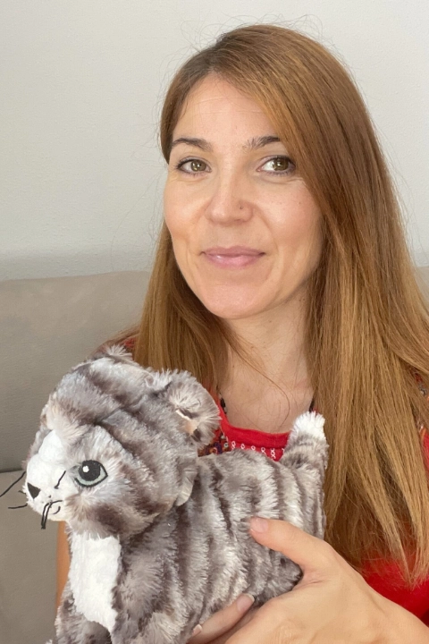 soy Jeannette
soy holandesa, y vivo en Mallorca desde hace muchos años, tantos que a veces me asusta. Comparto mi vida con mi pareja Jos, nuestro compañero perruno Buddhy, la gatita Yuli y Pedro, la tortuga.
Ayudar a los animales es algo que me llena de satisfacción todos los días.
Entiendo la zoofarmacognosis aplicada como el método que da voz a los animales y les permite expresar, a través de su olfato, lo que necesitan para recuperar el equilibrio.
Recibí mi formación en The Ingraham Academy of Zoopharmacognosy, y tengo un largo recorrido en psicoaromaterapia, no solo para animales sino también en humanos.