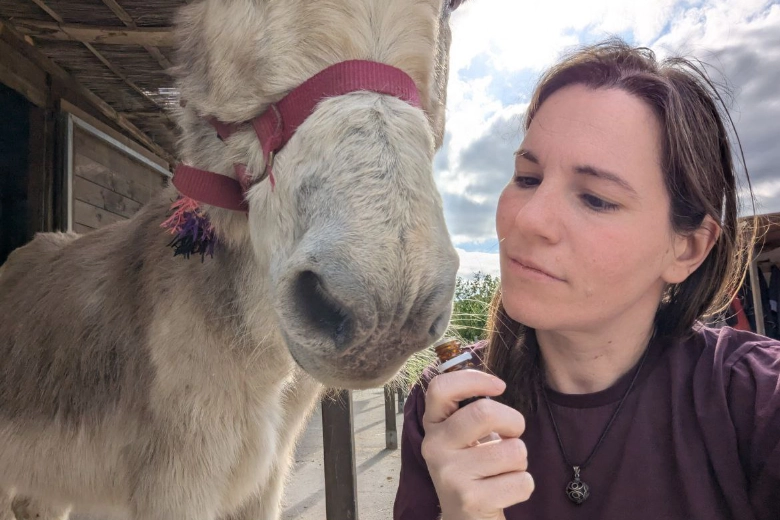 Neus Aguera en una sesión de zoofarmacognosis con un burro llamado Pascual y problemas respiratorios y de ansiedad
